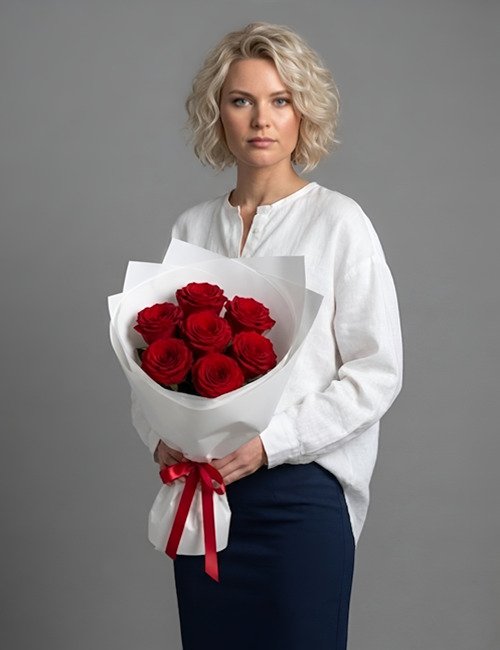 The bouquet Red Elegance contains red roses and ferns.